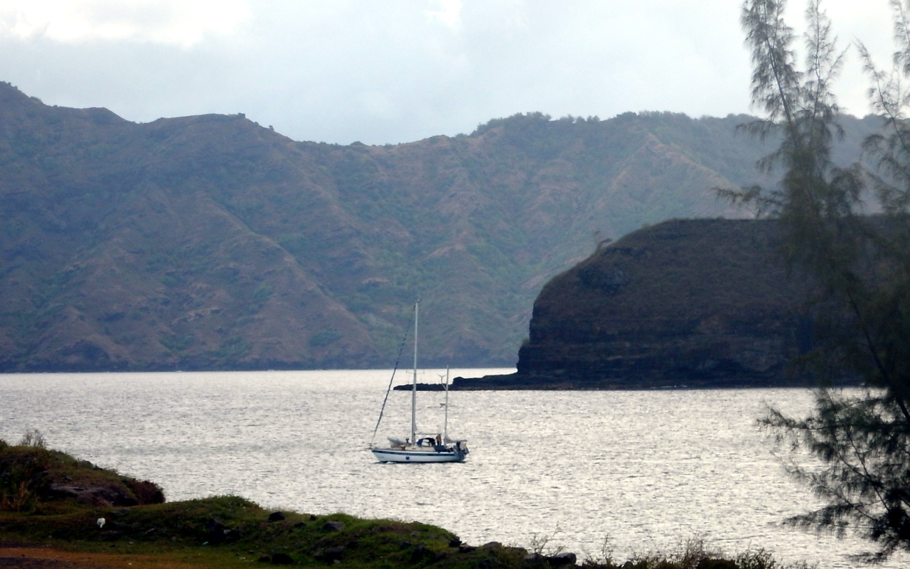 ...bevor er am frühen Abend des 10.10.2016 die Ankerbay in Richtung Nuku Hiva verliess! - Lieber Andreas, wir werden uns sicher die nächste Segelsaison irgendwo in den Tuamotus wieder treffen! Tschüss, mit immer genügend Wasser unter dem Kiel!