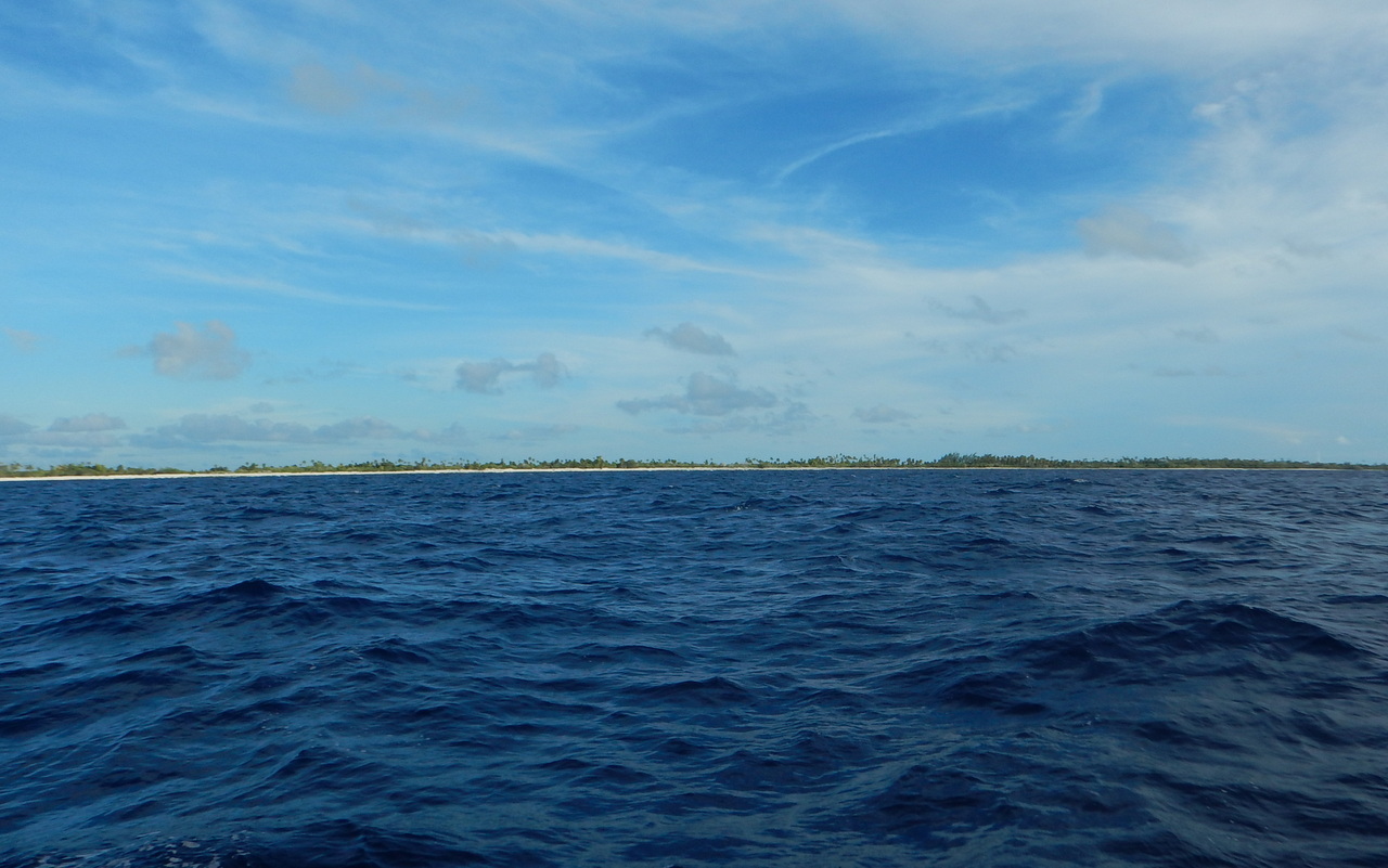 ..und steuern die KYORY mit genügend Abstand zum Atoll auf die NW-Seite von Fakarava. Gegen 18:00 beobachten wir für einige Tage... 