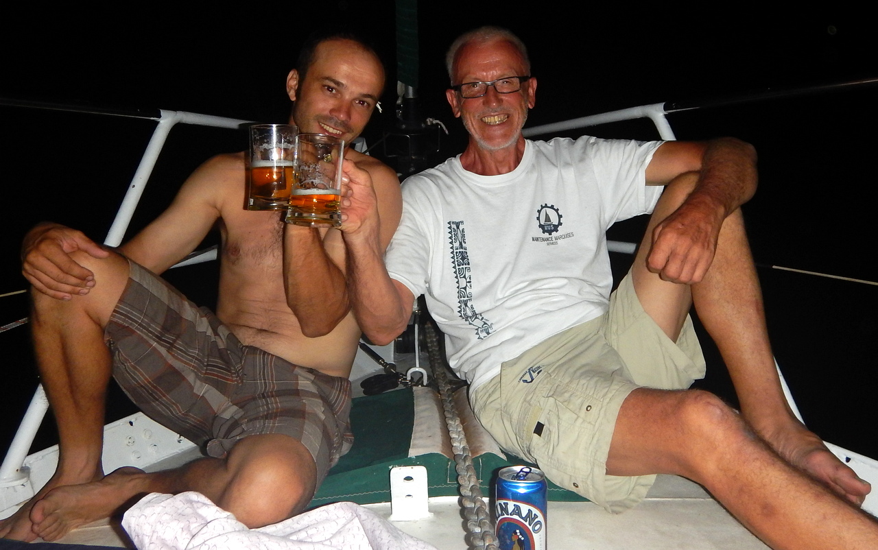 Auch ich setzte mich nach dem Nachtessen mit Vincent auf das Vordeck zu den andern  - und proschteten uns mit einem Hinano-Bier zu!