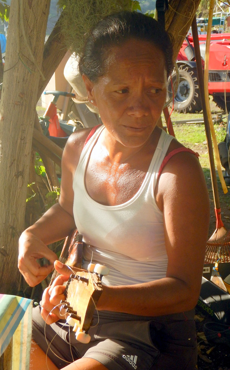 ..wobei auch Dolores, begleitend zu ihrer Ukuele verschiedene polynesische Balladen vortrug... 
