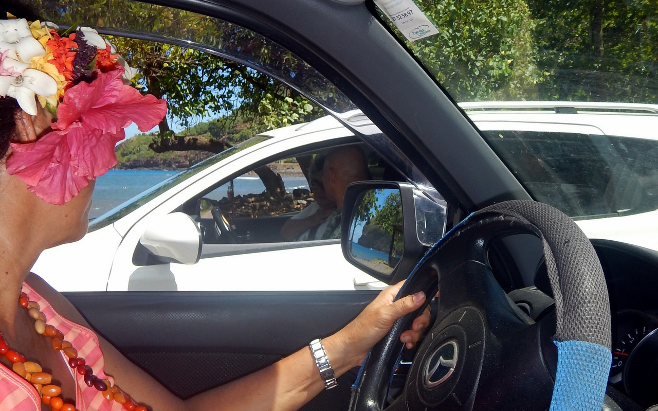 Auf der Rückfahrt zum Dorf geschah was hier einfach gang und gäbe ist: Egal ob noch Autos vorne oder hinten anstehen, es wird in der Mitte der Strasse angehalten... 