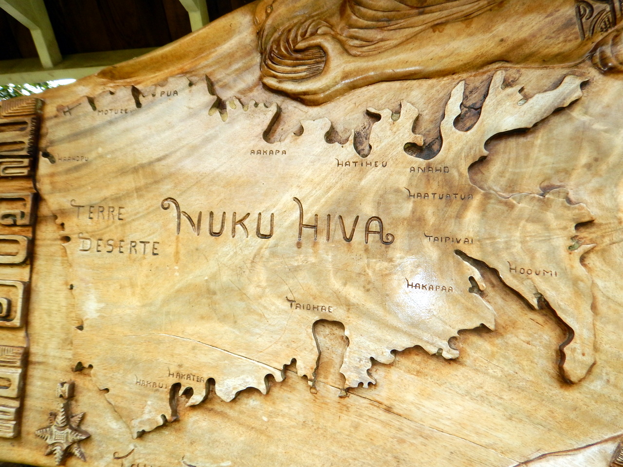 Vor dem bekannten Aussichtspunkt Toovi ist auf dieser Holzschnitzerei die Insel Nuku Hiva mit ihren diversen Buchten dargestellt.