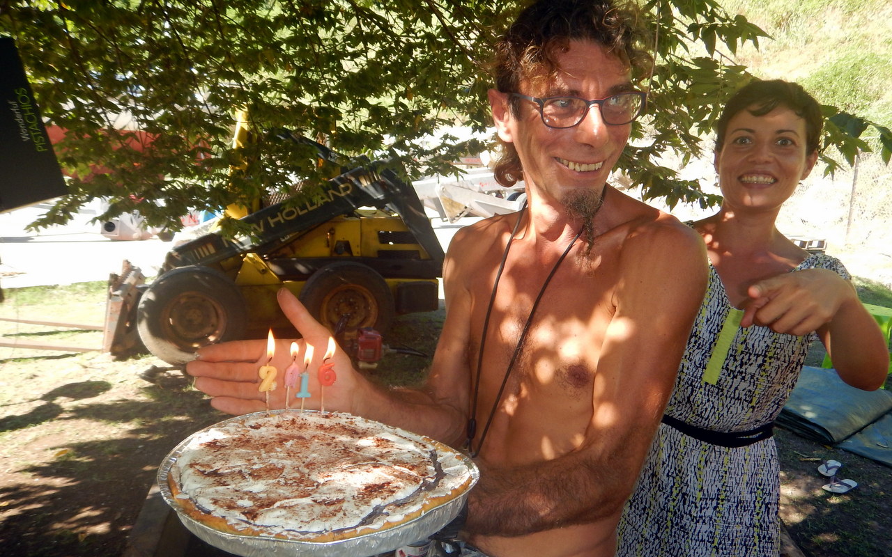 An Sandra's zwei Tage später stattfindendem Geburi-Fäscht, wurde sie von Claudia und Frank mit einem Geburi-Kuchen überrascht!