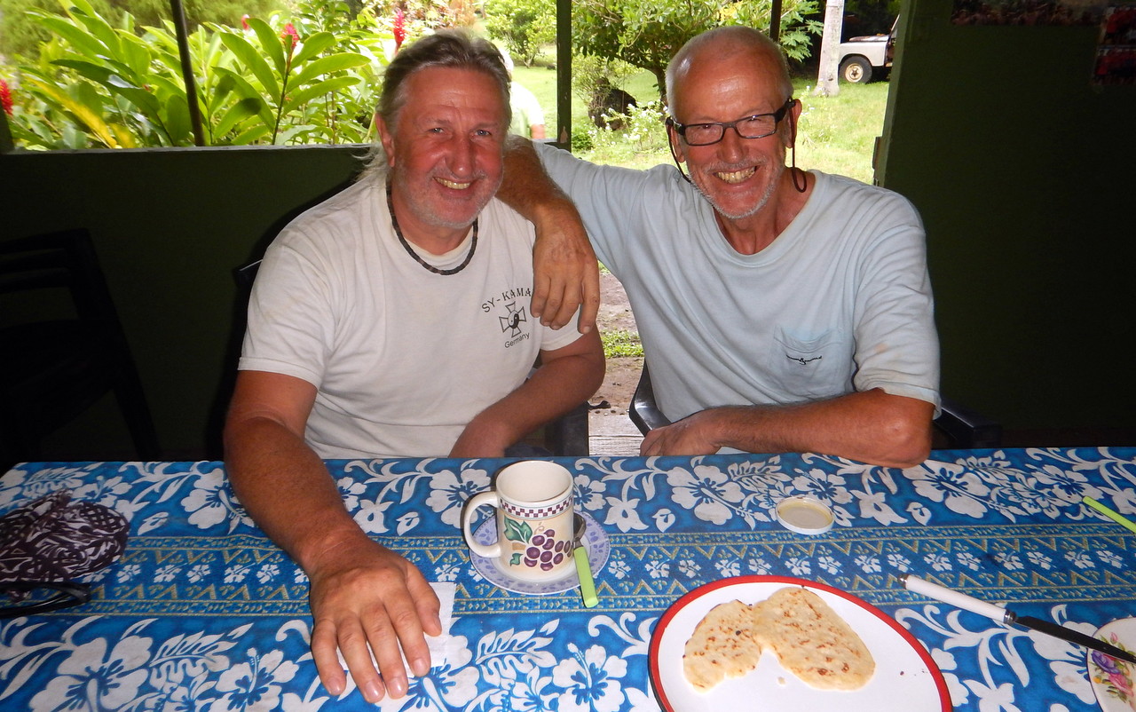Bald sassen wir vier auf Einladung von Mathias&Monette an derem z'Morge-Tisch. Wir beiden Mannsbilder haben nämlich den beiden versprochen, ihre 12 je 25kg schweren Copra-Säcke... 