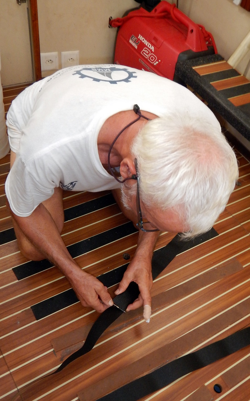 Den Tag über erledigten wir weitere kleinere Jobs, wie hier das auswechseln von Anti-slip-strips... 