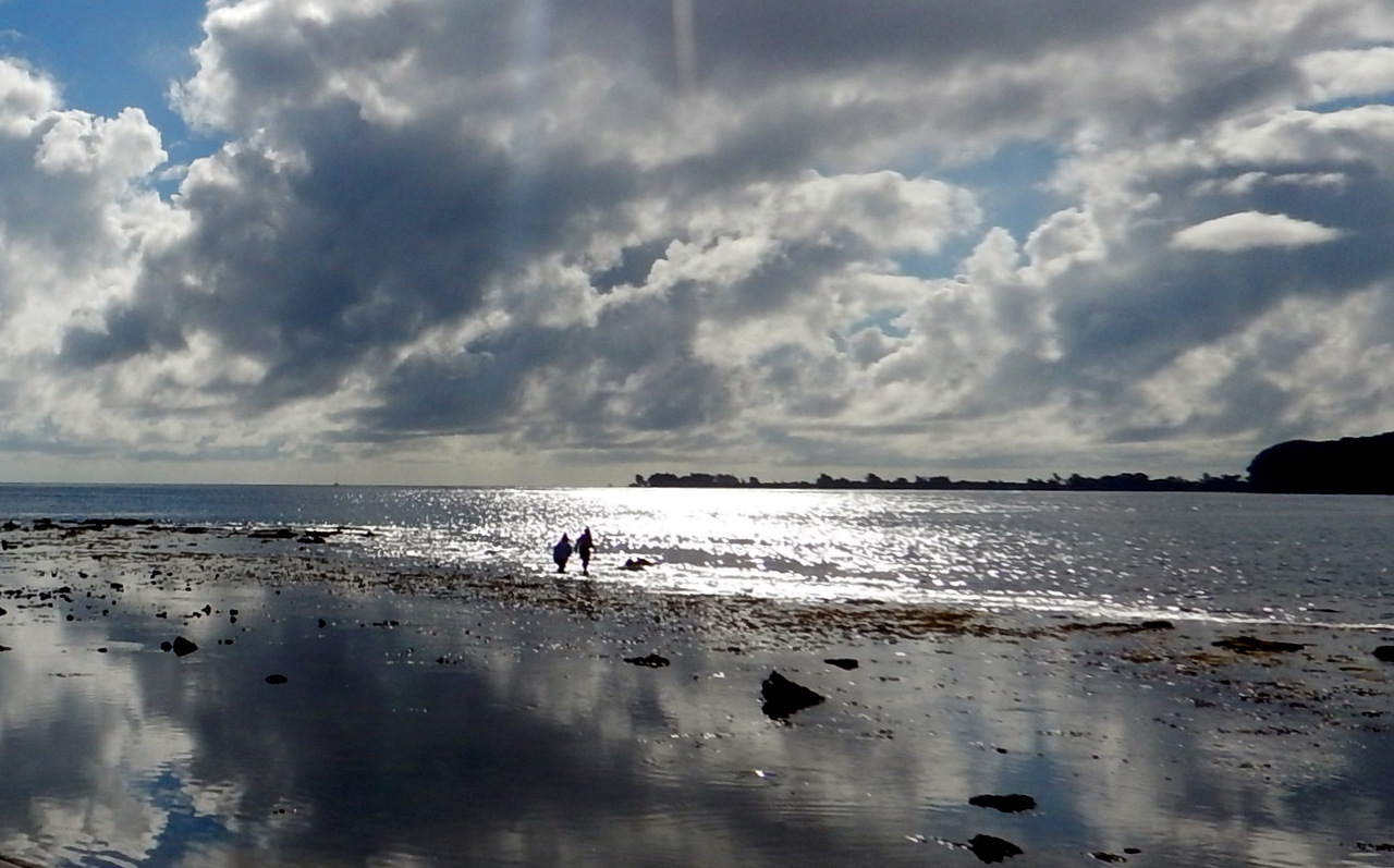 Am nahen Strand beobachtete ich im Gegenlicht zwei Frauen, die bei Eppe im seichten Wasser sicher auf der Suche nach Meeresfrüchten unterwegs sind.