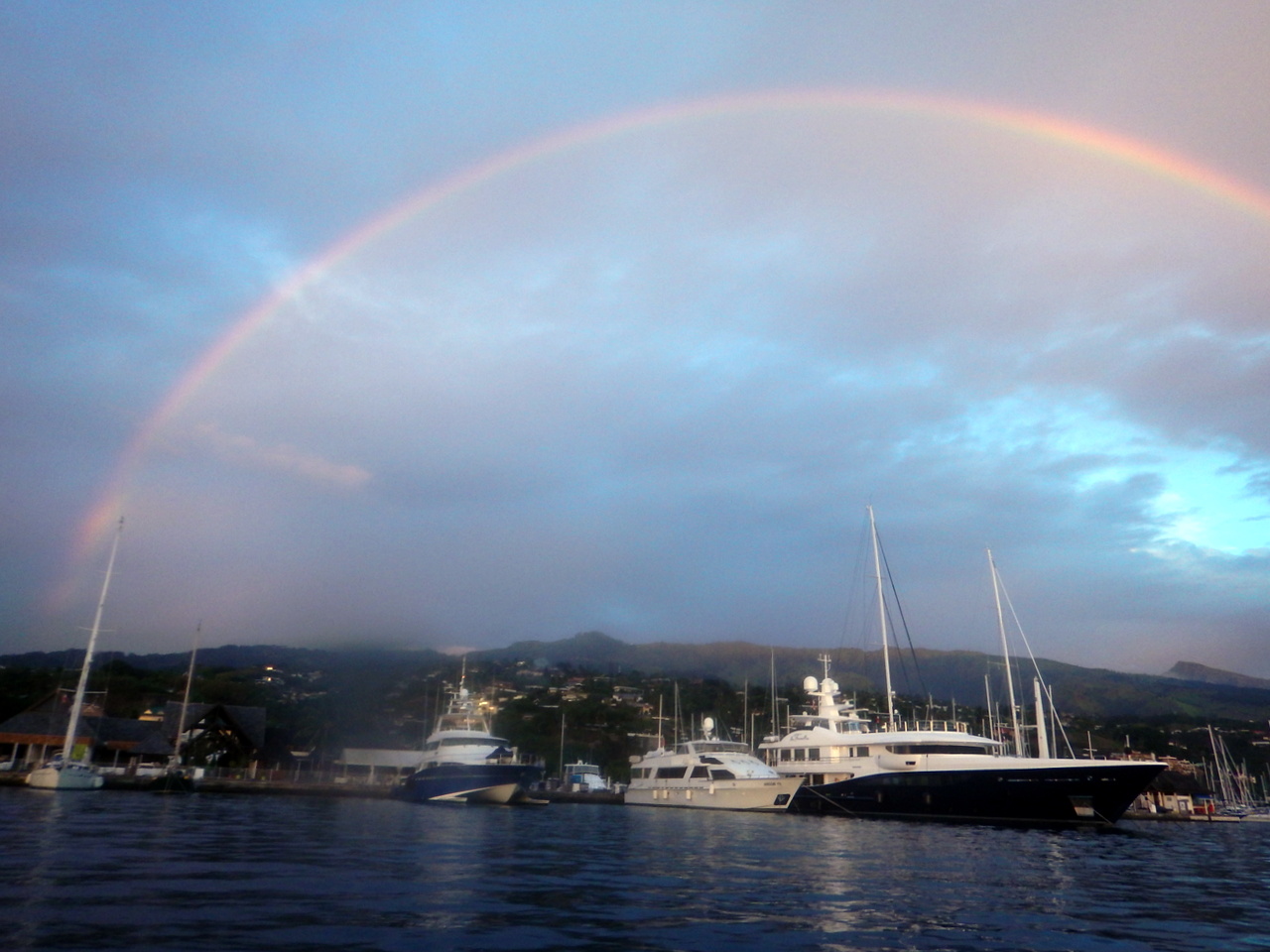 Hier noch einer der schon vielen gesehenen Regenbogen über der Marina Taina. 