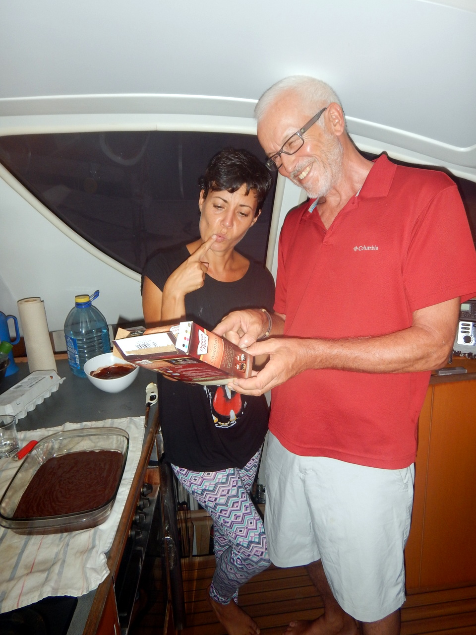 Was soll's! Ab Montag lag dann auf der Shipyard vieles im Argen. Somit erzähle ich ab diesem Tag nun nur noch von unseren gemeinsamen - Claudia's, Sandra's und meinen - Erlebnissen. So wie zB hier, während unseres ersten gemeinsam gebackenen Browniecakes!