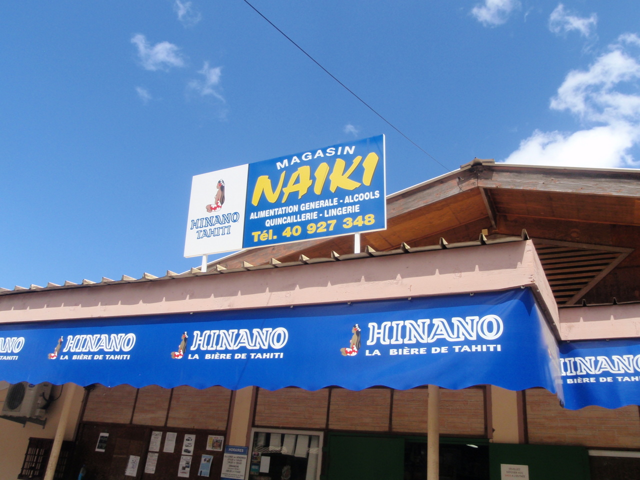 ...sowie der ein wenig im Dorf abgelegene Naiki-Laden. 