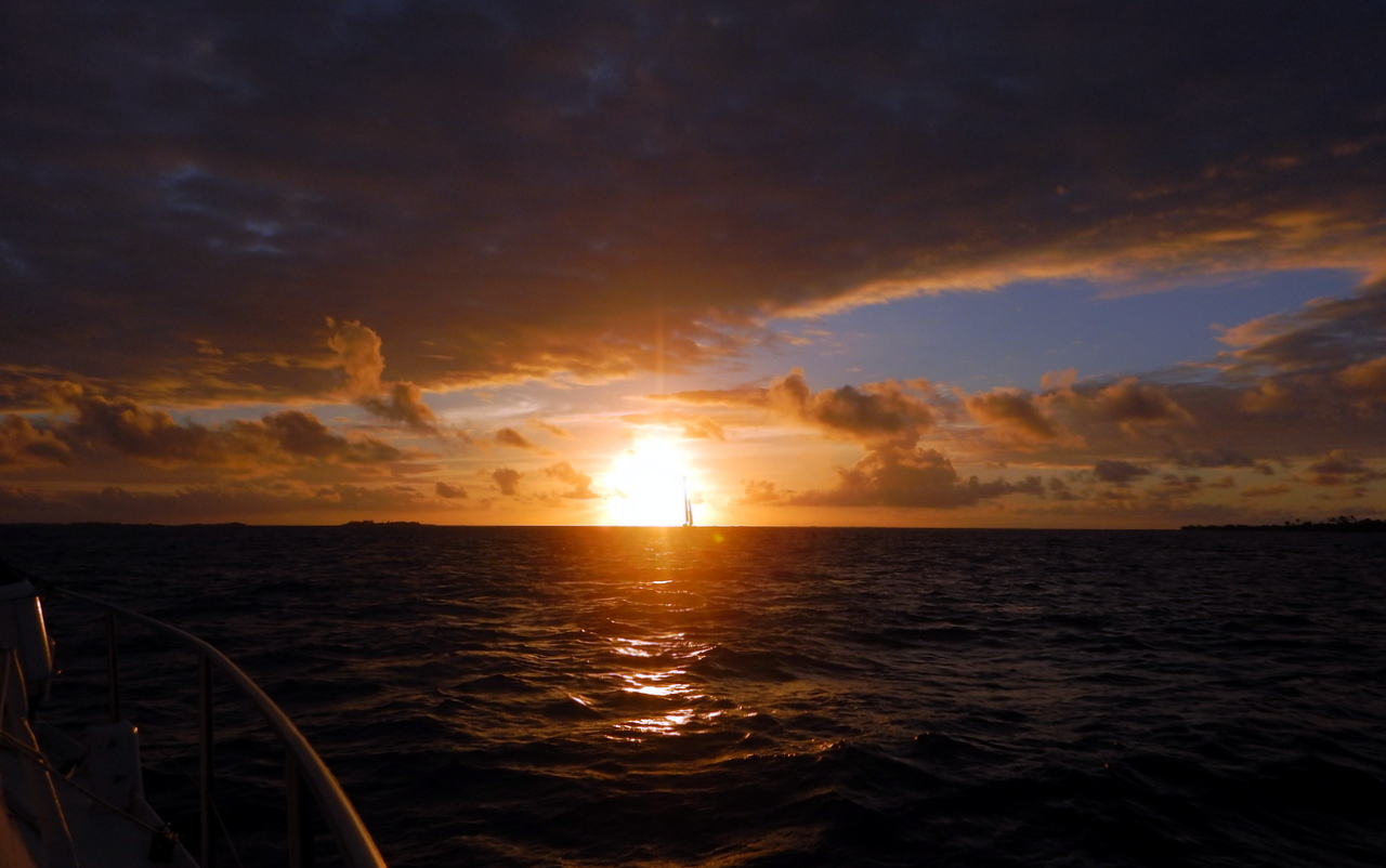 Uns so kommt es auch! Um 17.10 passieren wir hintereinander den Nordpass und die KAMA fährt direkt vor aus in den Sonnenuntergang hinein. 