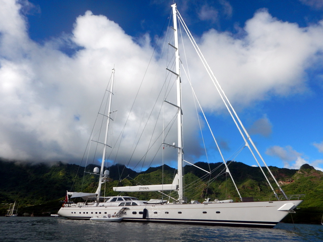 ...sowie die stolze Super-Segelyacht Ethereal lagen hier vor Anker! 