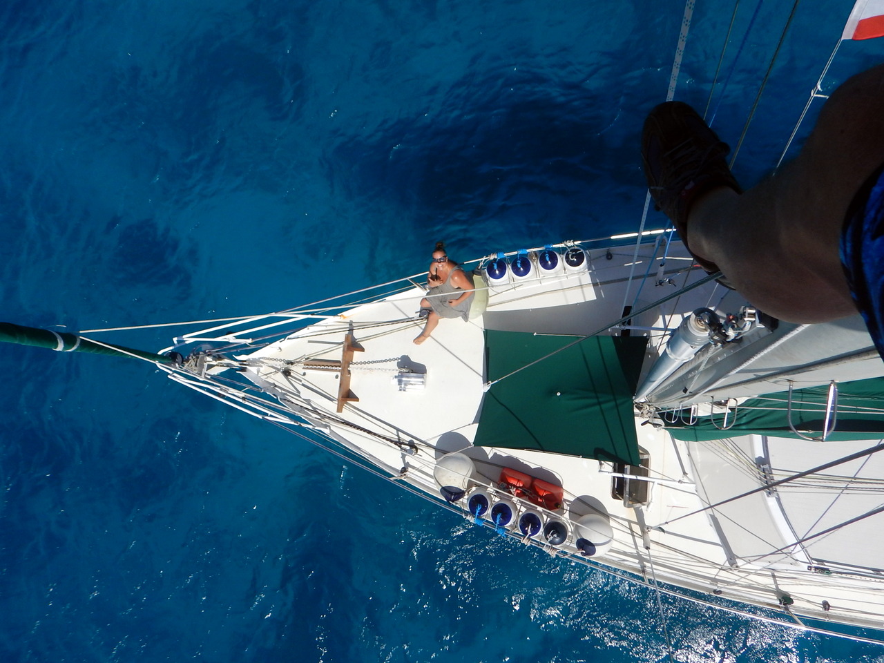 Und schon steige ich am Mast bis zur Saling hinauf, um die ihre Einfahrt anvisierte Maya, bei der Annäherung an unser Atoll zu beobachten.