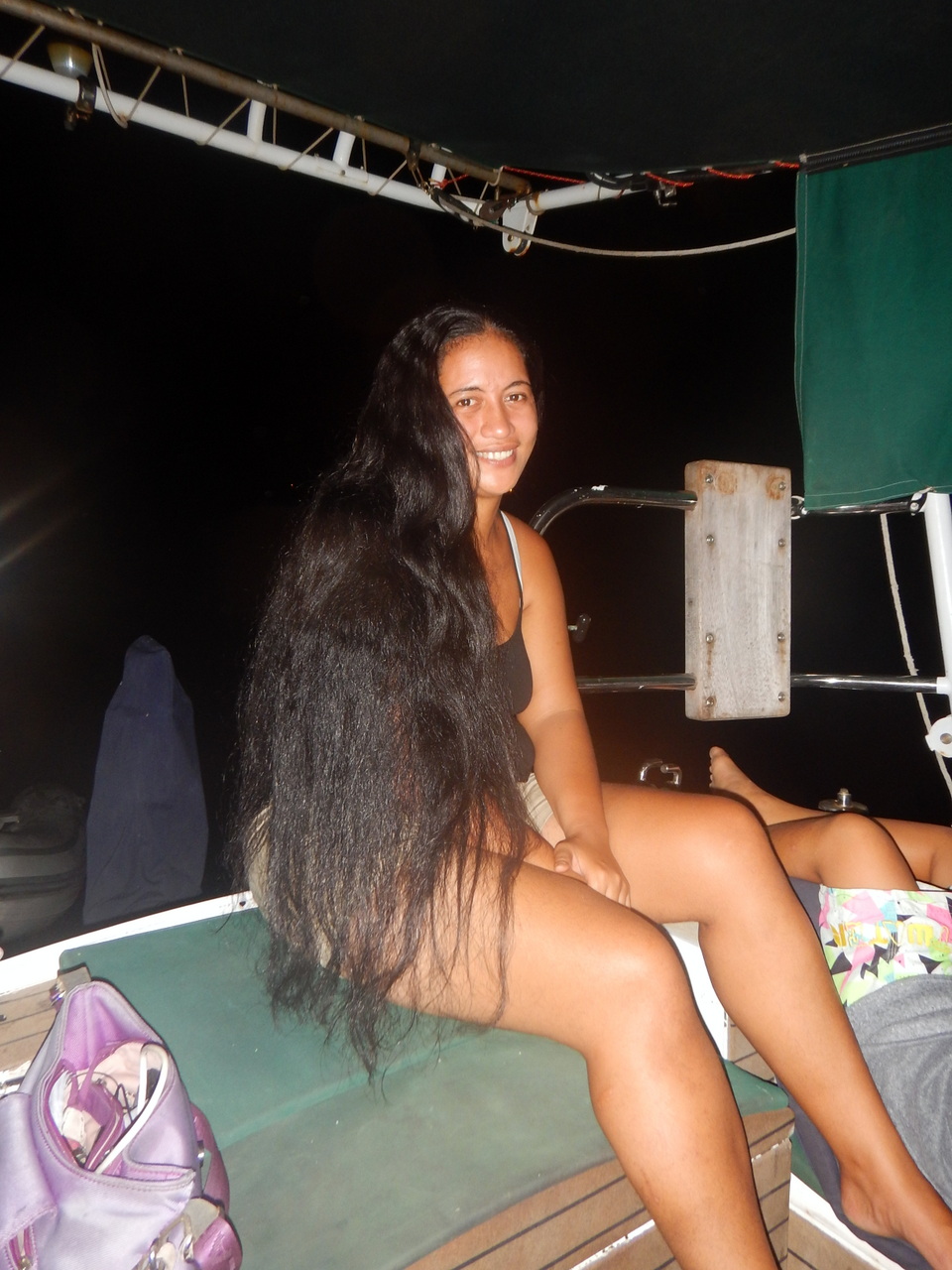 Und spätabends präsentierte uns Moeava - natürlich im Bikini - ihre einfach traumhafte Haarpracht. Dies mit ihrer härzigen Bemerkung, dass Koui ihre Haare über alles liebe. Dabei wünschte er sich vor Jahren, dass sie die Haare nie kürzer schneiden dürfe!