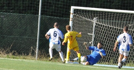 Nella foto Lorenzo Di Giovanni al 33'pt salva il risultato sullo 0-0 su incursione di Passi