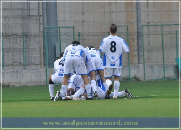 I compagni si squadra soffocano Emanuele Falone