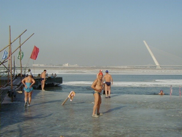凍った松花江で泳ぐ人達　　2002/2　　　　　PHOTO　ｂｙ　7K3GNL