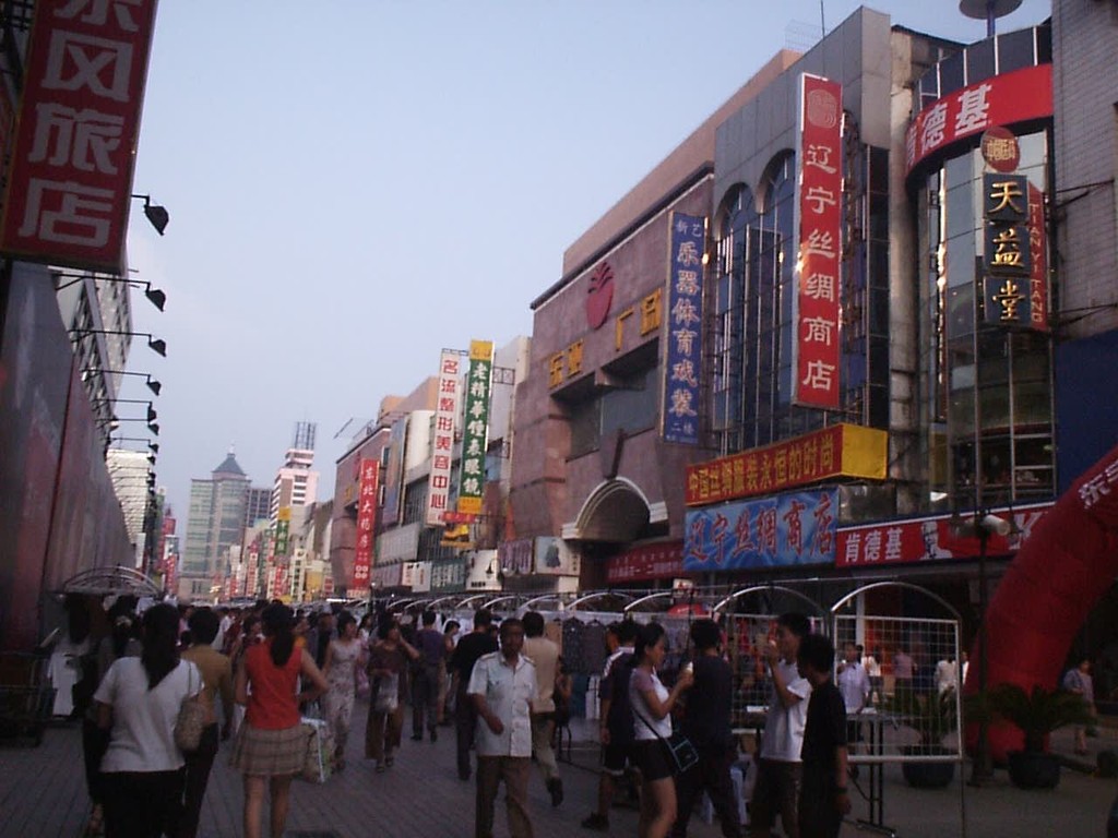 瀋陽　　　繁華街の一つ「中街」の夕方　　　2001/6/23　　　撮影　7K3GNL