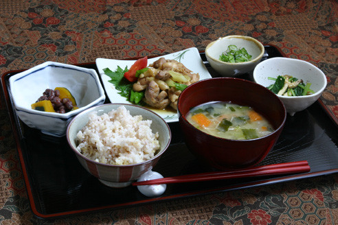 食事(栄養バランスを考えた助産師の手作りです)　お茶は毎日お部屋にご用意します(無料)。紅茶・コーヒー・ハーブティーなどの飲料は別途有料でお召し上がれます。