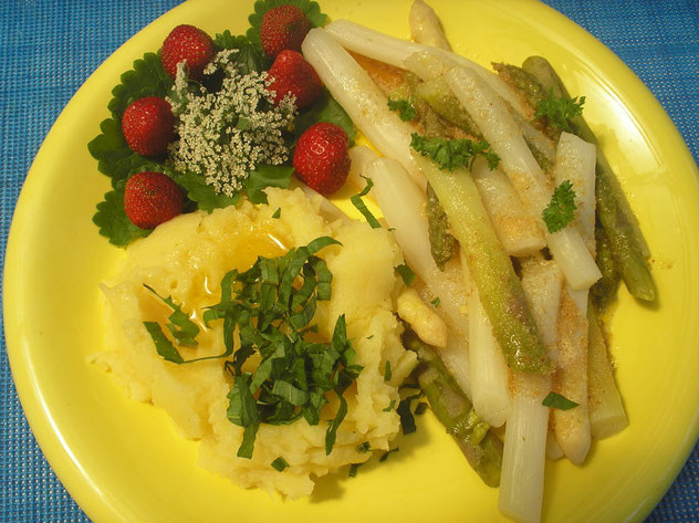 Spargel mit Wildkräuter-Kartoffelbrei und Erdbeeren