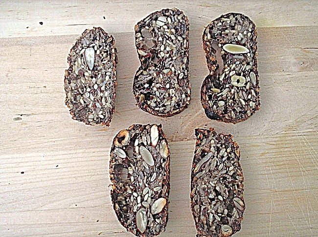 Flohsamenbrot mit Nüssen und Haferflocken