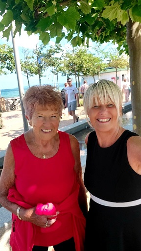 Meine Mutti und ich im Sommer im Urlaub an der Ostsee