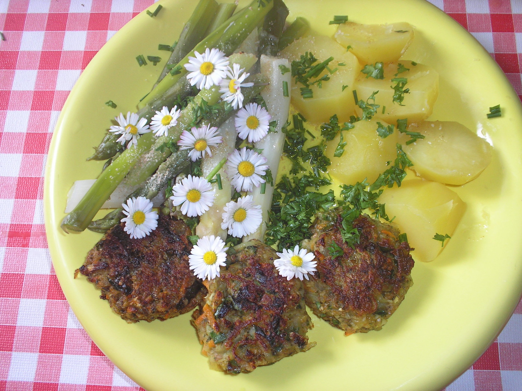 Gemüse-Bratlinge mit Spargel und Kartoffeln