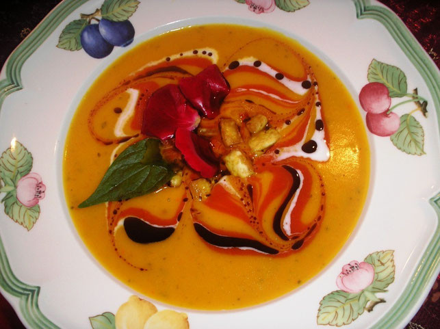 Herbstliche Kürbis-Hagebutten-Suppe mit Tofuwürfel