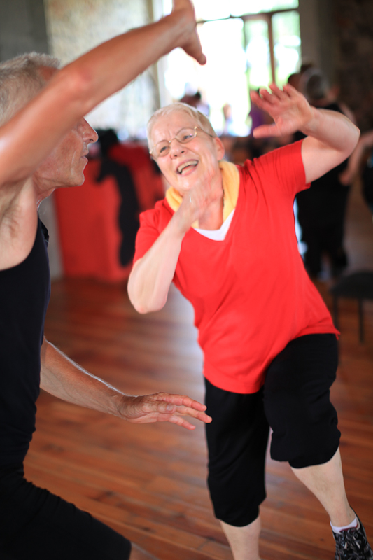 Menschen jeden Alters, groß und klein,  z.B. mit Energy Dance® Trainerin  Heike in Leipzig