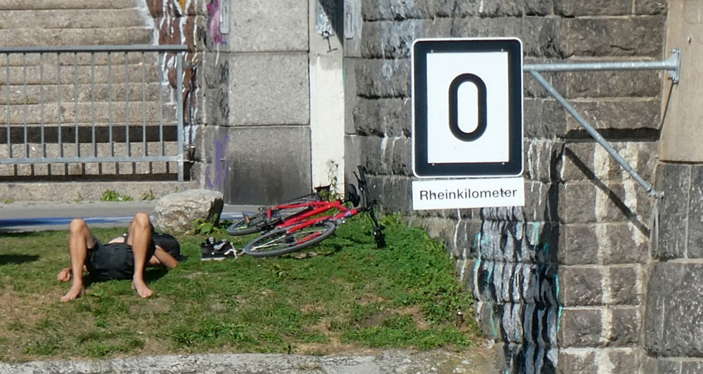 Es gibt eine Kilometrierung des Rheins mit Start bei der Rheinbrücke Konstanz. Ab Basel ist dann jeder Kilometer beidseitig des Rheins mit einer grossen Tafel markiert. Die letzte Tafel steht bei km 1032 in Hoek van Holland.