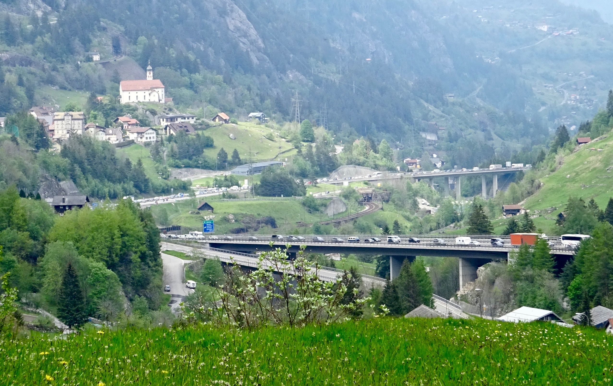 wir waren wohl nicht viel langsamer als diese Autofahrer im Gotthardstau!