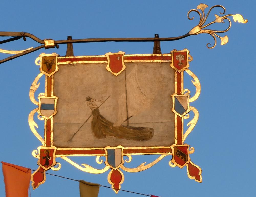 die Wappen der "Acht alten Orte" am Wirtshausschild des Hauses zum Schiff in Ermatingen
