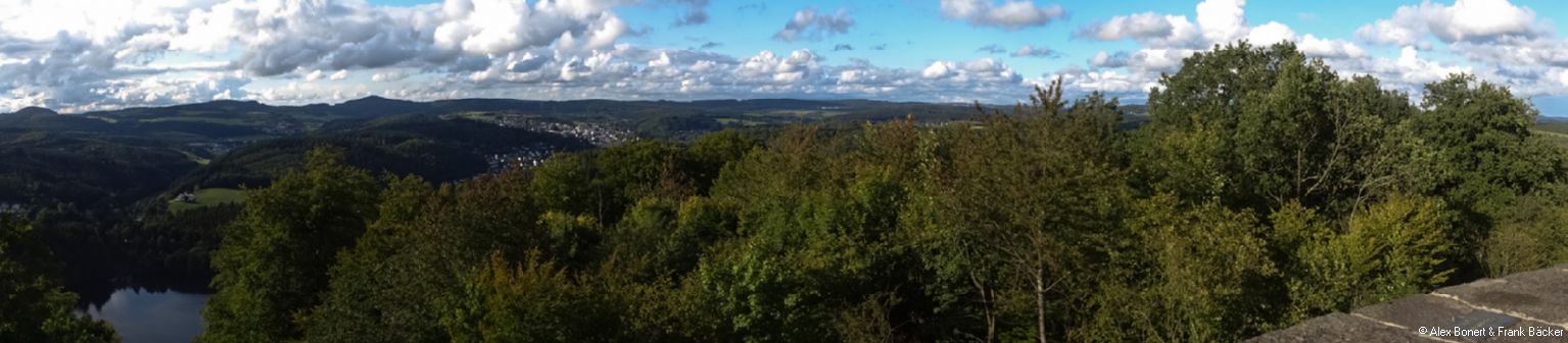 Eifel 2017, Blick vom Dronketurm auf Gemündener Maar und Daun
