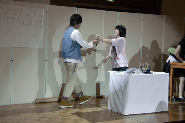 みなさんお待ちかねのビンゴゲームです。司会は、31回生幹事長の加藤さんと大倉君です。