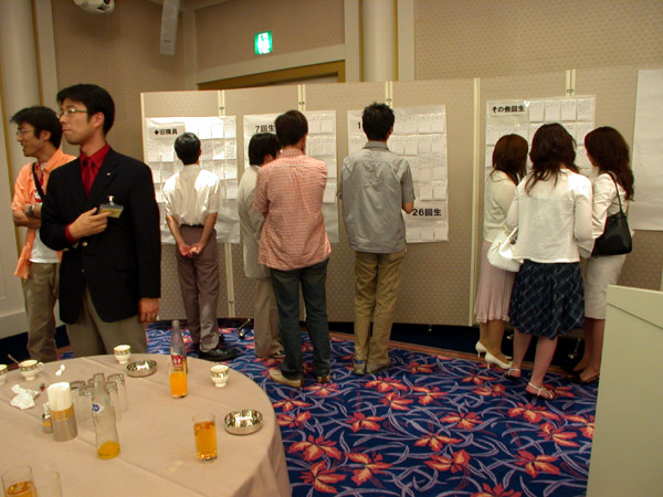 残念ながら参加できなかった人から、たくさんのハガキが届いていました。