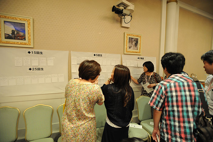 早く来られた方は、会場内に掲示されている欠席者からのメッセージを読まれていました。