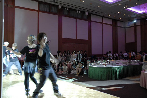 今年卒業したばかりのsaya（31回生）さんとその仲間によるダンスです。