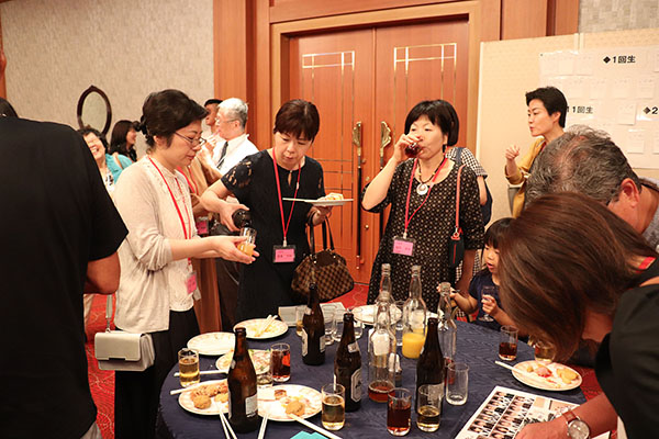会食＆歓談中のスナップ