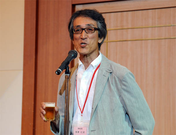 議事が無事に進行し、いよいよ第二部の開始です。乾杯のご発声は、４回生学級担任、前学校長の寺澤仁史 先生です。