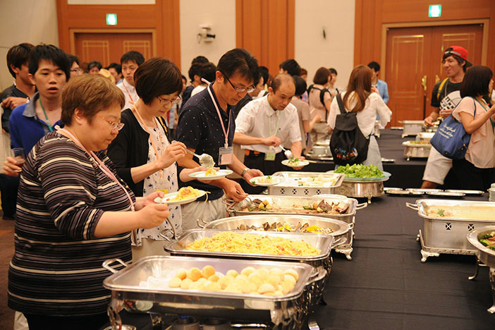 立食パーティーの始まりです。