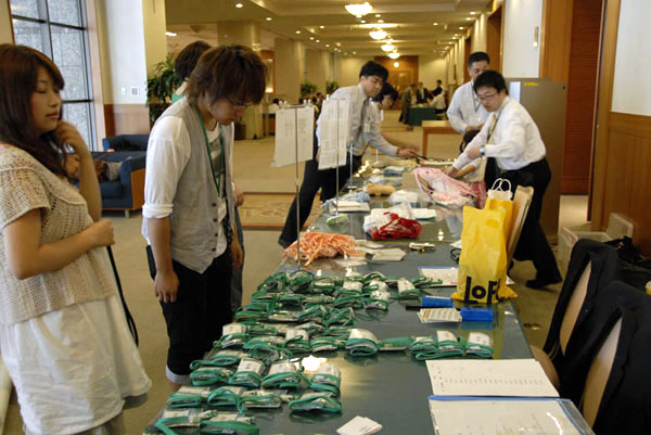 開会２時間前から、受付の準備を始めました。今年はたくさんの役員と幹事が集ったので、名札200個の準備がスムーズにできました。名札には回生と氏名が印刷され、ストラップは回生ごとに色分けされています。