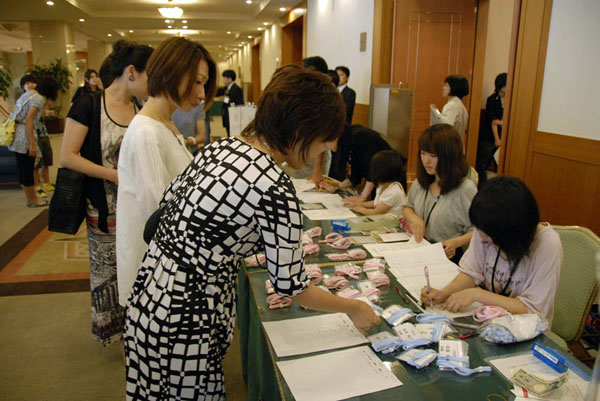 開会30分前から、受付が開始されました。一番早い方は、１時間前から待っていらっしゃいました。