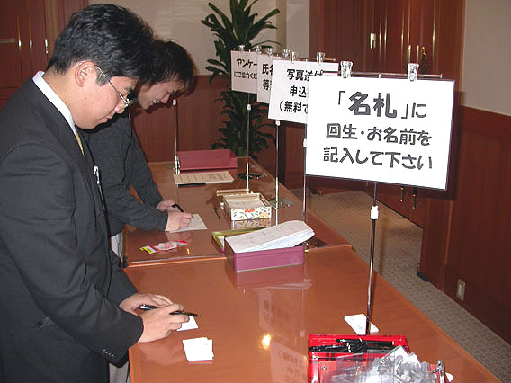 自分で名前を書いて、ホルダーに入れます