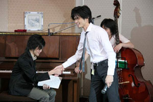 10回生の倉田大輔が率いる『倉田大輔トリオ』の生演奏。ピアノ（宮川純）、ウッド・ベース（徳田智史）、ドラム（倉田大輔）