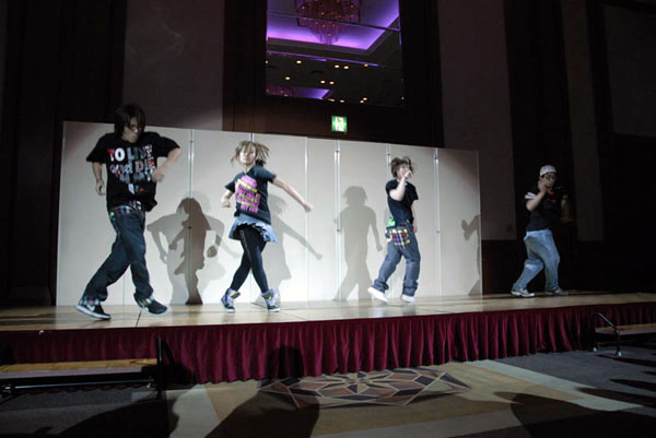 今年卒業したばかりのsaya（31回生）さんとその仲間によるダンスです。