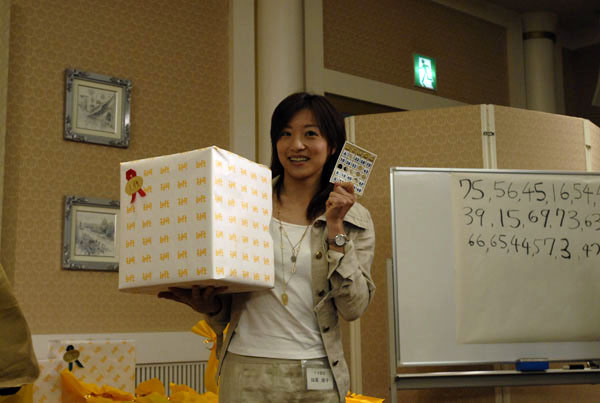 ビンゴゲームの当選者。豪華景品が待っています。