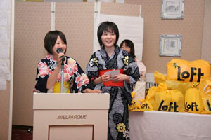 同窓会恒例の『ビンゴゲーム』。今年の司会を担当した29回生幹事のみなさんは、着物で揃えてくれました。