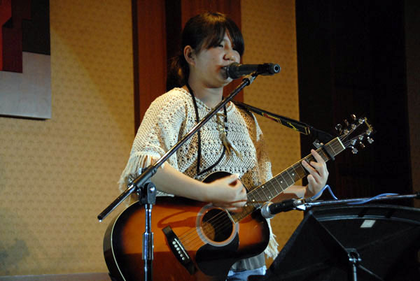 32回生『赤松舞子』さんのライブ・ステージの始まりです。オリジナル曲を含む３曲を披露して頂きました。