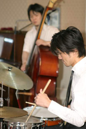10回生の倉田大輔が率いる『倉田大輔トリオ』の生演奏。ピアノ（宮川純）、ウッド・ベース（徳田智史）、ドラム（倉田大輔）