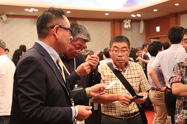 会食＆歓談中のスナップ