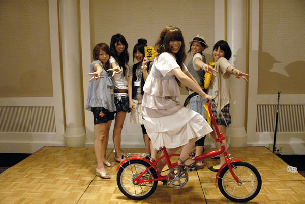 赤い自転車は、30回生の手に！ おめでとうございます。